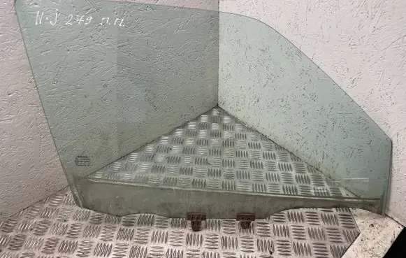 Nissan Juke I F15 Front door window glass four-door 43R007951