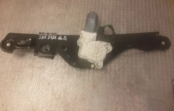 Mercedes-Benz E W211 Rear door window regulator with motor 2117300246 A2117300246