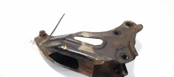 Honda FR-V Engine mounting bracket