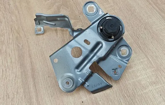 BMW 8 G16 Fender mounting bracket 7475628
