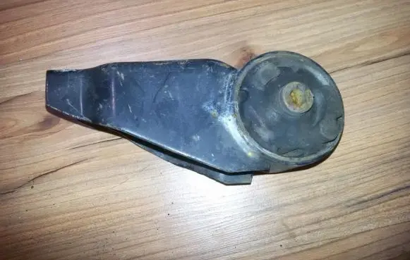 Mazda 121 Engine mount bracket