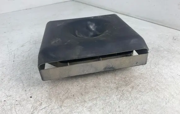 Quarter panel pressure vent