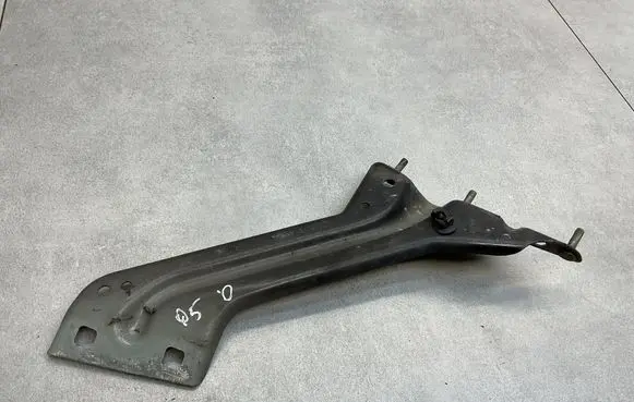 Audi Q5 SQ5 Fender mounting bracket 8R0821136