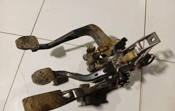 Volkswagen PASSAT B5 Brake pedal KTS4