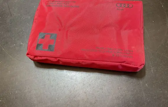Audi Q7 4L First aid kit 4E0860282A