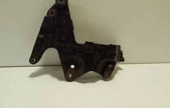 Engine mounting bracket