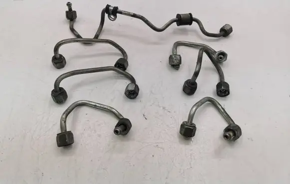 Fuel injector supply line/pipe