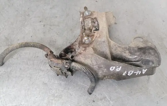 Audi A4 S4 B7 8E 8H Engine mounting bracket 8E0199352F