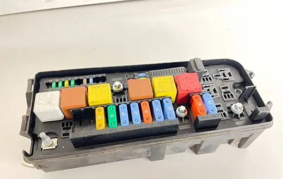 Opel Signum Fuse module 13205803