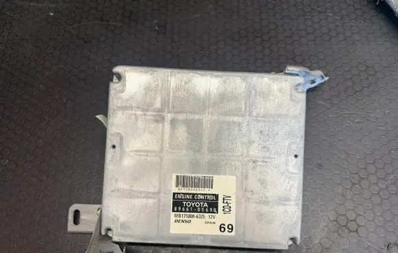 Toyota Avensis T250 Engine control unit/module 8966105690 MB1758006325