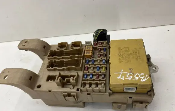 Toyota Corolla Verso E121 Fuse module 8264113040 2323000231 8198050030