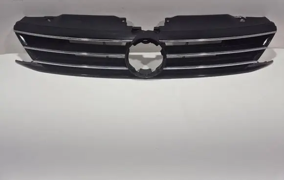Volkswagen Jetta VI Front bumper upper radiator grill 5C6853655
