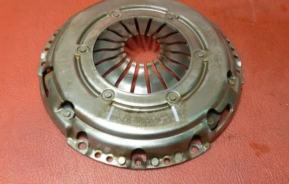 Volkswagen Golf VI Pressure plate 03F141025