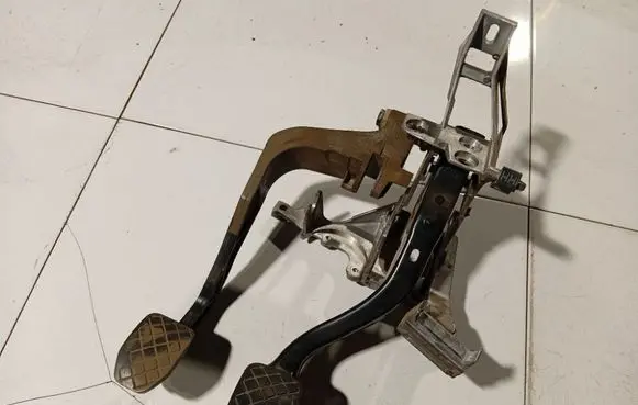 Audi A6 S6 C5 4B Brake pedal 8D1721117E
