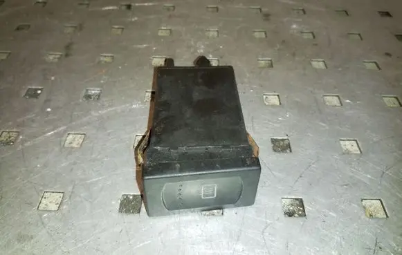 Volkswagen PASSAT B5 Windscreen/window heater switch 3B0959621E