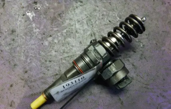 Volkswagen PASSAT B5 Fuel injector 038130073F