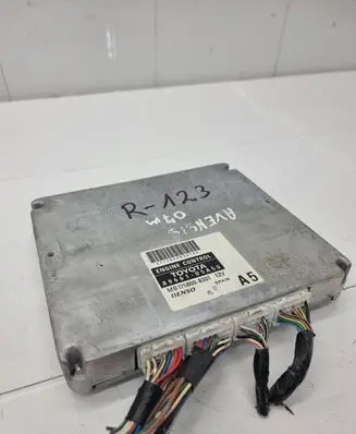 Toyota Avensis T250 Engine control unit/module 8966105A50