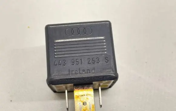 Audi A6 S6 C4 4A Other relay 443951253S