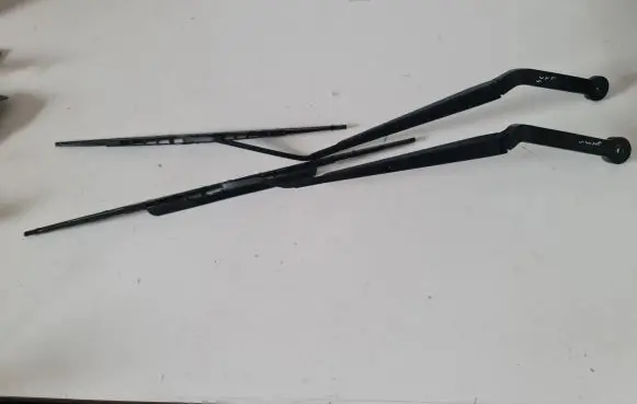 BMW X6 F16 Front wiper blade arm 7304069 7304071