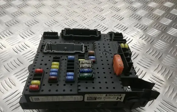 Volvo V70 Fuse module 28017881