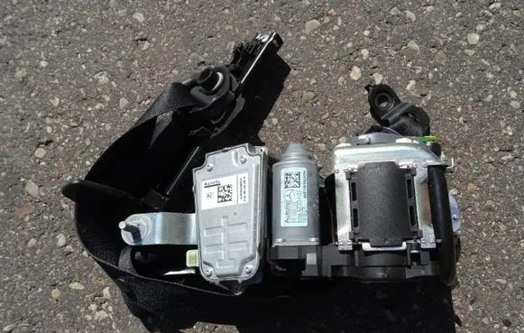 Mercedes-Benz E W212 Front seatbelt A2128600088 6068657D 610902000K