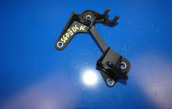 Volvo S60 Gear shift cable bracket 31325391