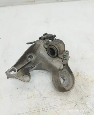 Audi A4 S4 B5 8D Engine mounting bracket 4B0199352