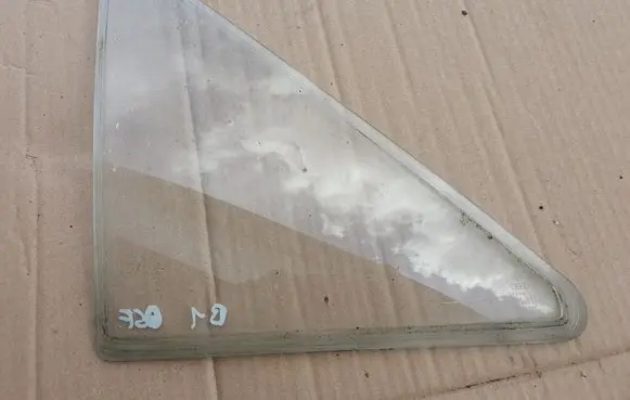 Volkswagen PASSAT Front vent window/glass (coupe) 823845116