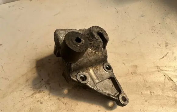 Engine mounting bracket