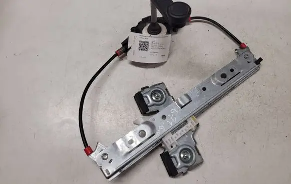 Rear door manual window regulator