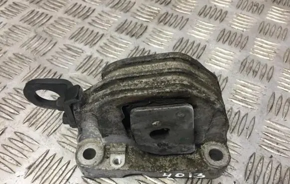 Volvo V70 Engine mount bracket
