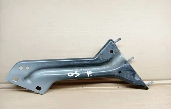 Audi Q5 SQ5 Fender mounting bracket 8R0821136