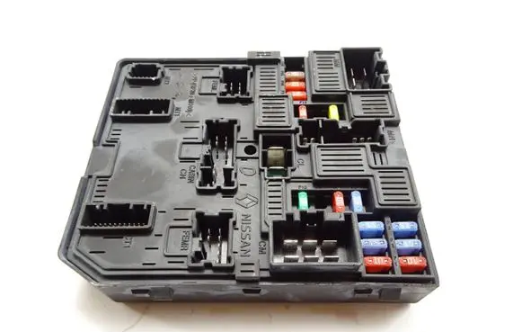 Nissan Qashqai Fuse module 284B74BA0A 521501F09 1070213200