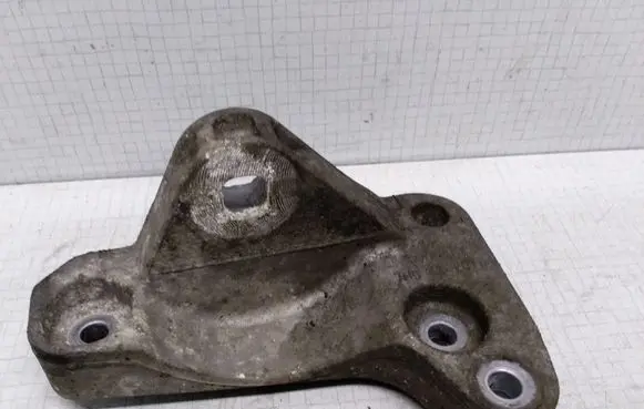 Volkswagen Transporter - Caravelle T5 Engine mounting bracket 7H0199207B
