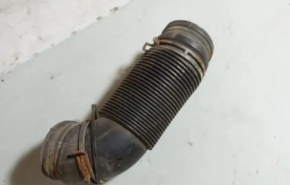 Volkswagen Touran I Air intake hose/pipe 1K0129684B