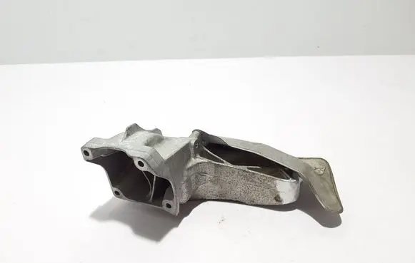 Engine mounting bracket