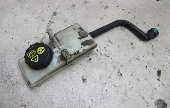 Ford Kuga II Brake fluid reservoir 