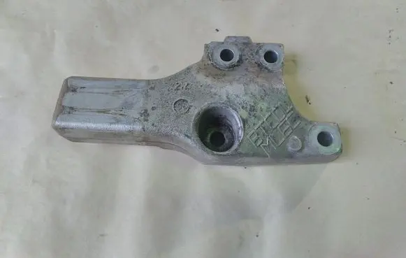 Peugeot 307 Engine mounting bracket