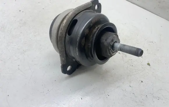 Volkswagen Touareg I Engine mount bracket 7L6199131A