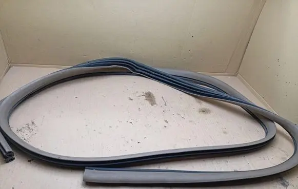 Chrysler Town u0026 Country V Rear door rubber seal (on body) 