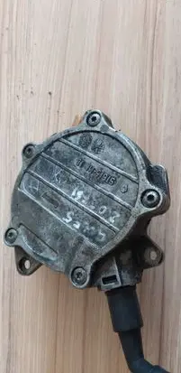 Volkswagen Golf V Vacuum pump 06D145100D