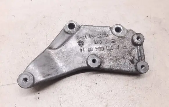 Mercedes-Benz E W212 Engine mounting bracket A6510940039 11387010211 2Q02