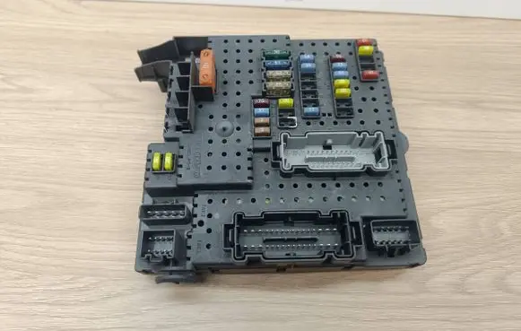 Volvo S80 Fuse module 30728512 28017881 05W231