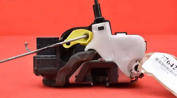 Chevrolet Cruze Front door lock 13578276