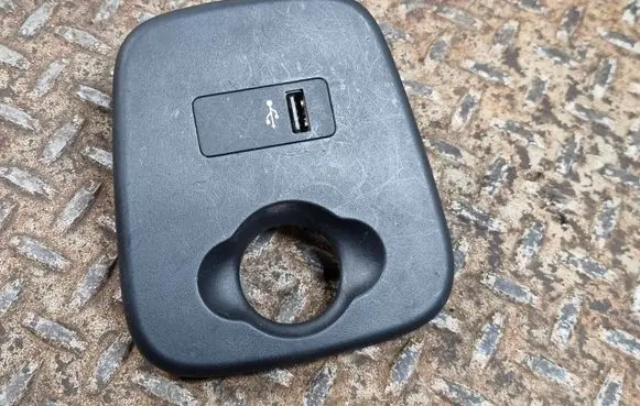 Mini One - Cooper F56 F55 USB socket connector 6820397 9270570