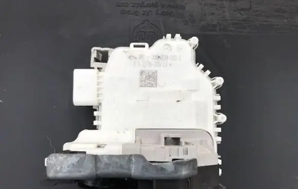 Audi A1 Rear door lock 8X0839015E