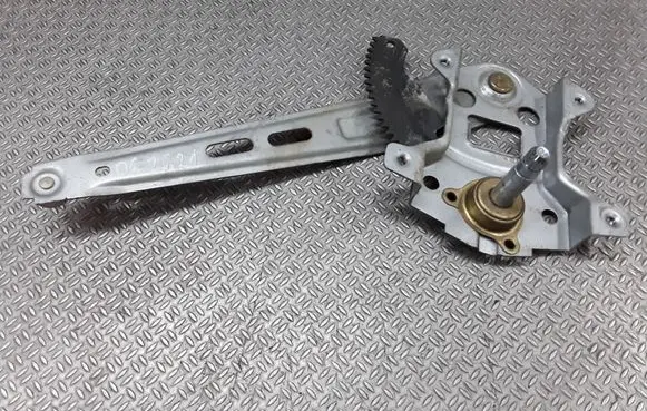Rear door manual window regulator