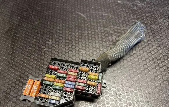 Volkswagen Touareg I Fuse module 7L0941828A