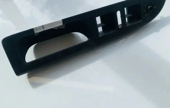 Volkswagen PASSAT B6 Front door window switch trim 5m1867371b