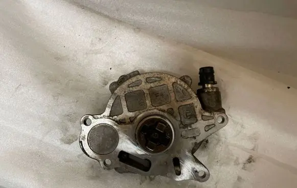 Volkswagen PASSAT B7 Vacuum pump 03L145100